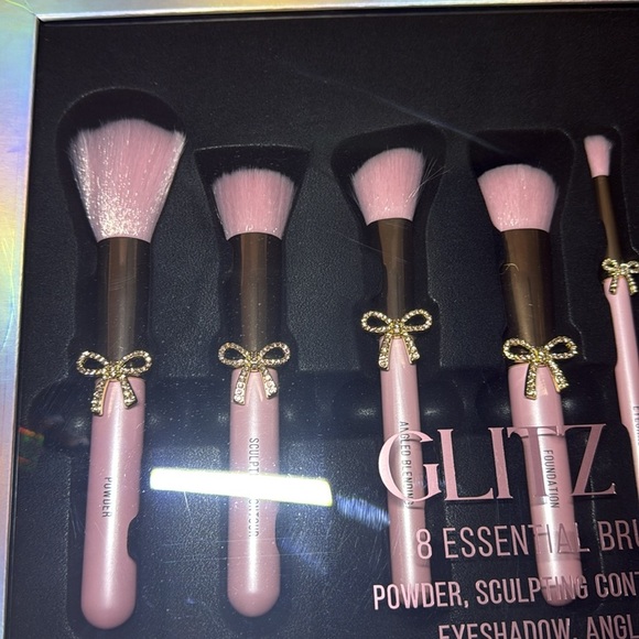 Glitz & Glam Bow makeup brushes viral 🎀🎀🎀💎💎💎 - Picture 4 of 14